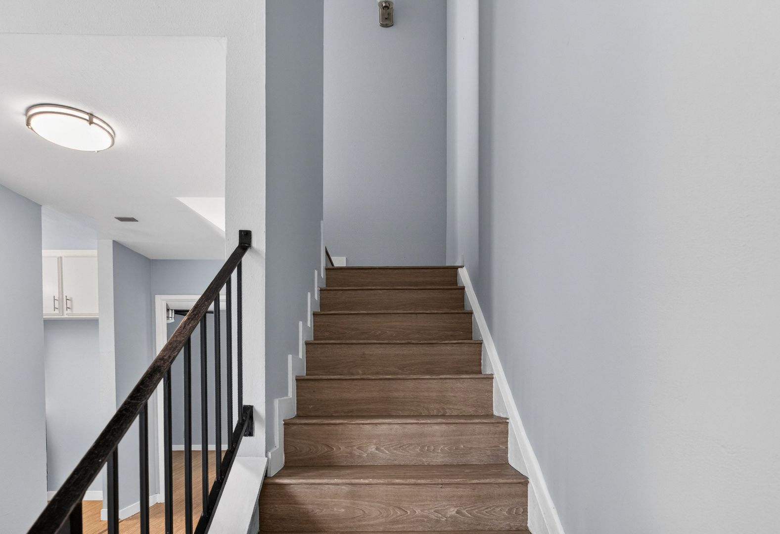 Building Photo - 533 E 11th St