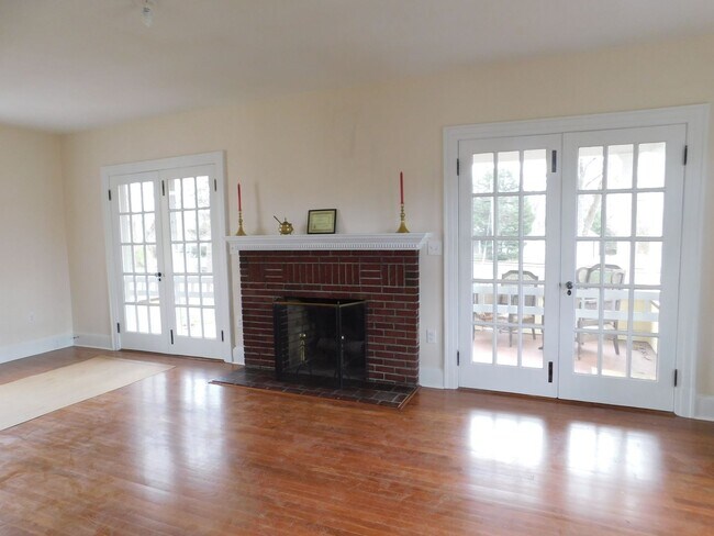 Building Photo - Fantastic mix of charm and updates!