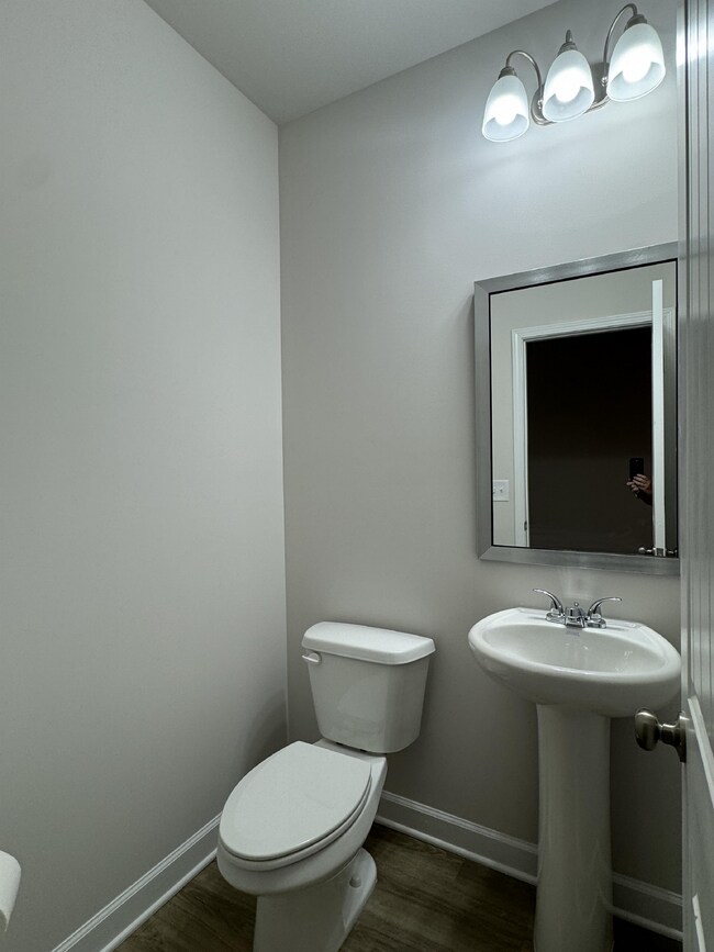 Building Photo - LIKE NEW, 3 bed 2 bath Townhome in Lula!