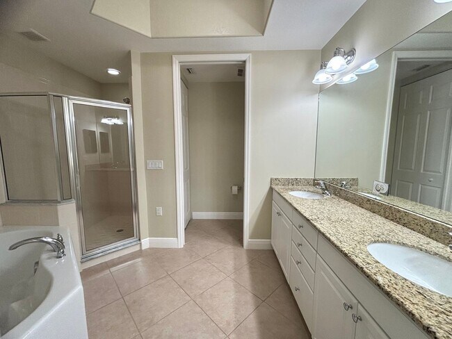 Building Photo - Spacious 3 Bed, 2 Bath Condo with 1 Car Ga...