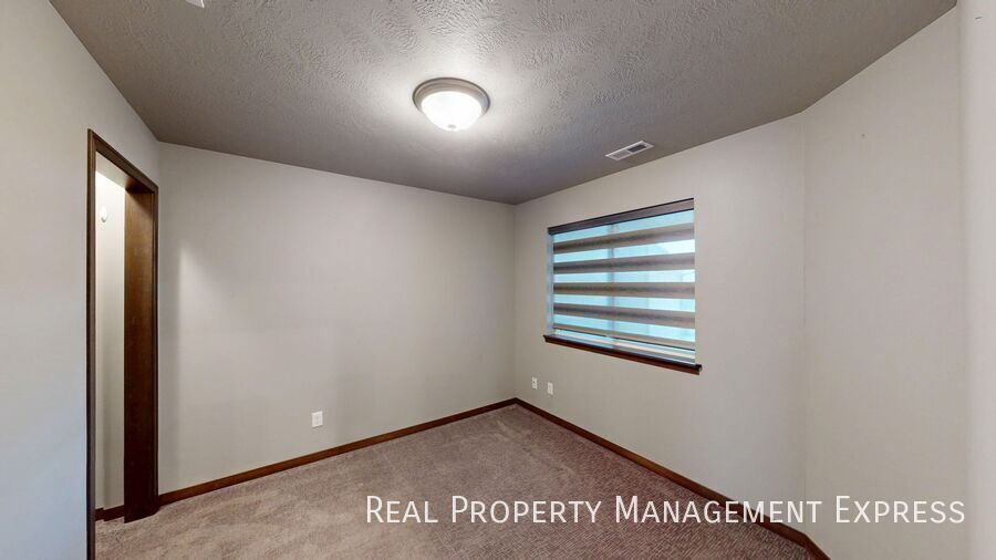 Building Photo - Bright, Spacious, and Move-In Ready 2-Bedr...
