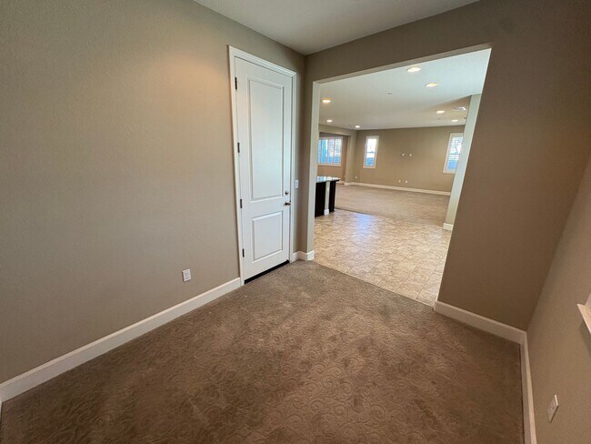 Building Photo - Spacious 4 Bed 3 Bath Tracy Home