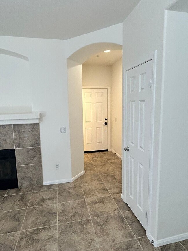 Building Photo - 3 bed 2 car garage condo for rent in Murrieta