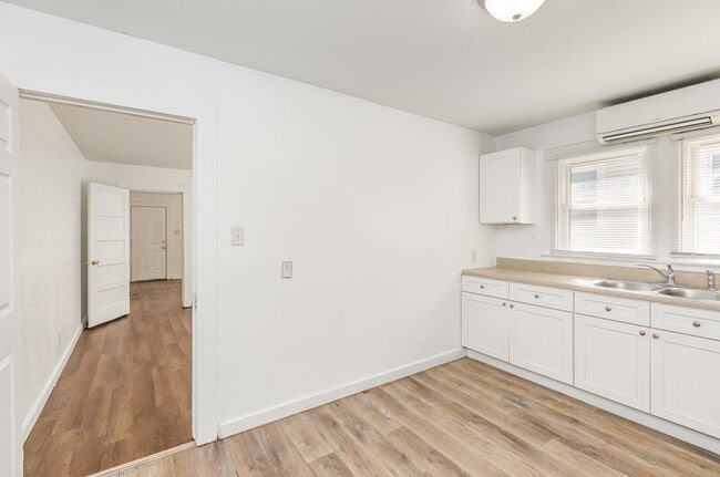 Building Photo - 659 Wilson St