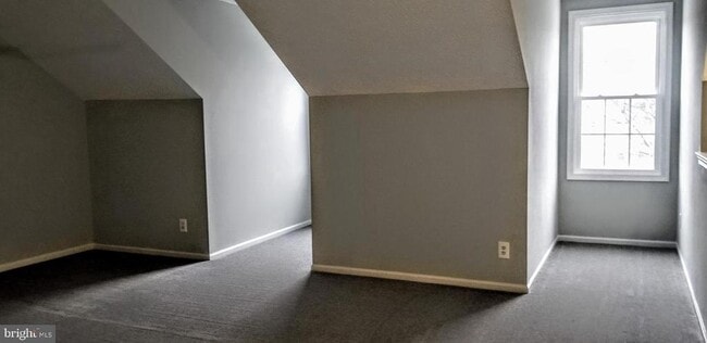 Building Photo - 305 Berkshire Way