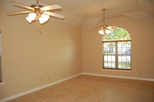 Building Photo - 230 New Castle Dr