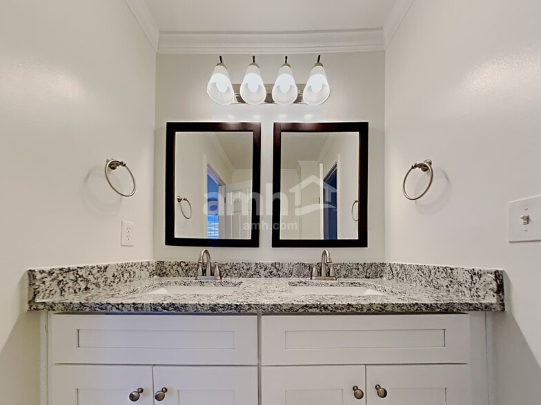Building Photo - 979 Park Knoll Ct NE