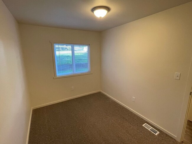 Building Photo - ***PENDING APPLICATION***Lovely 3 Bedroom Home out of Town!