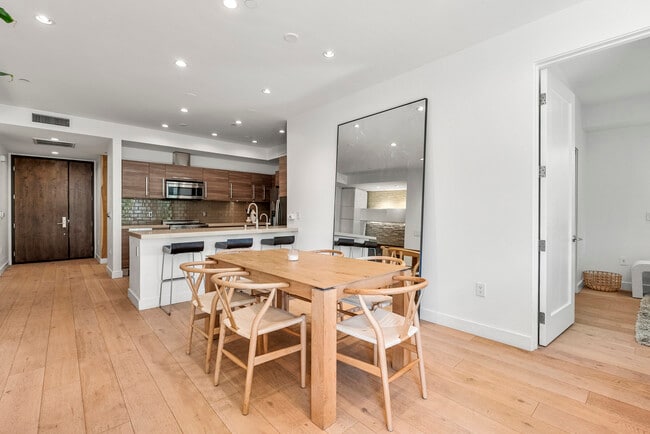 Building Photo - 855 N Croft Ave