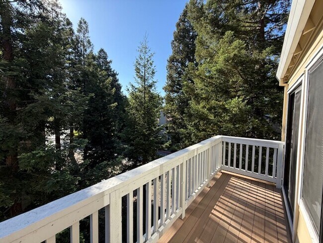 Building Photo - Renovated 2-Bedroom Condo in Martinez