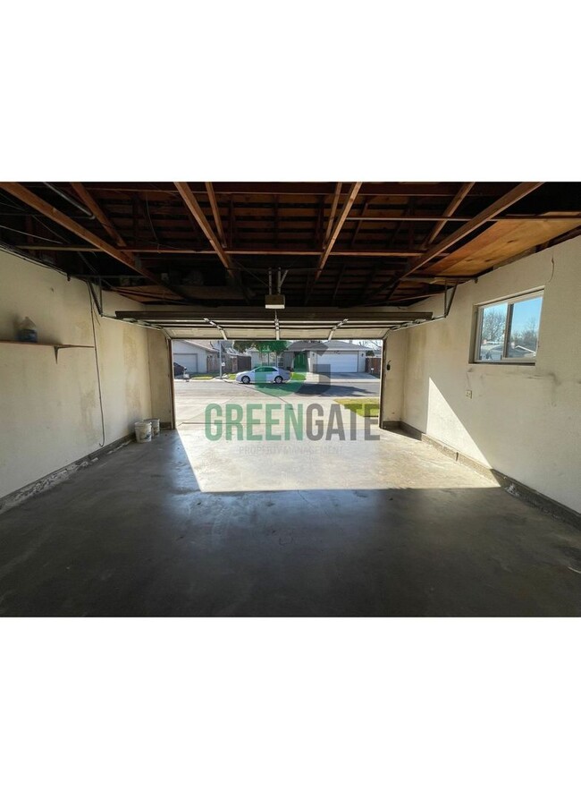 Building Photo - Charming 3 Bedroom 2 Bath Modesto home ava...