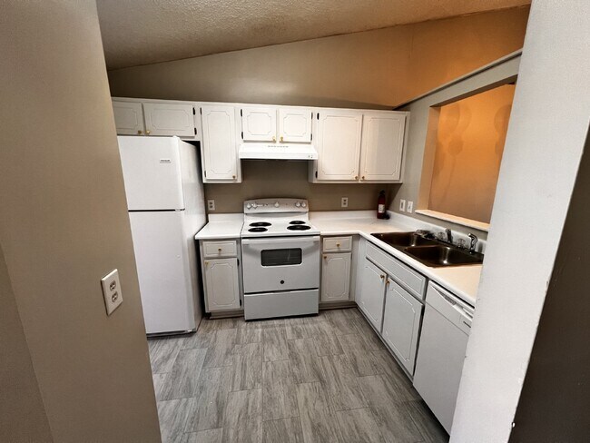 Building Photo - Apartment for Rent