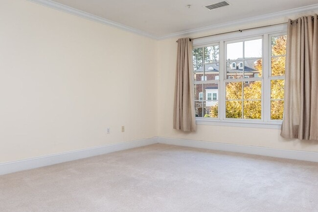 Building Photo - The BEST North Hills Condo!