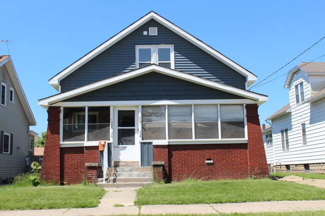 Building Photo - 225 Garfield Ave SW