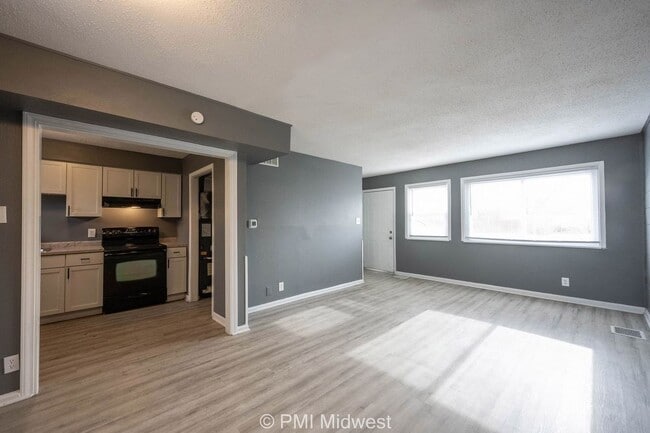 Building Photo - Cozy 2 Bedroom Apartment in Indianapolis with Spacious Layout and Convenient Location