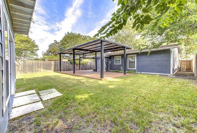 Building Photo - 3205 Bengston St