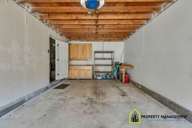 Building Photo - Charming 3-Bed Oasis with 2 Full Baths in Sacramento's Serene Pocket Neighborhood
