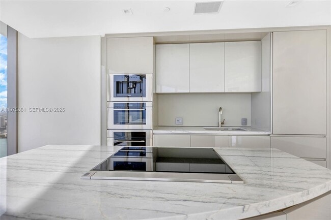 Building Photo - 18975 Collins Ave