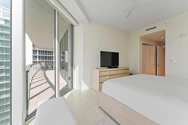 Building Photo - 3100 N Ocean Dr