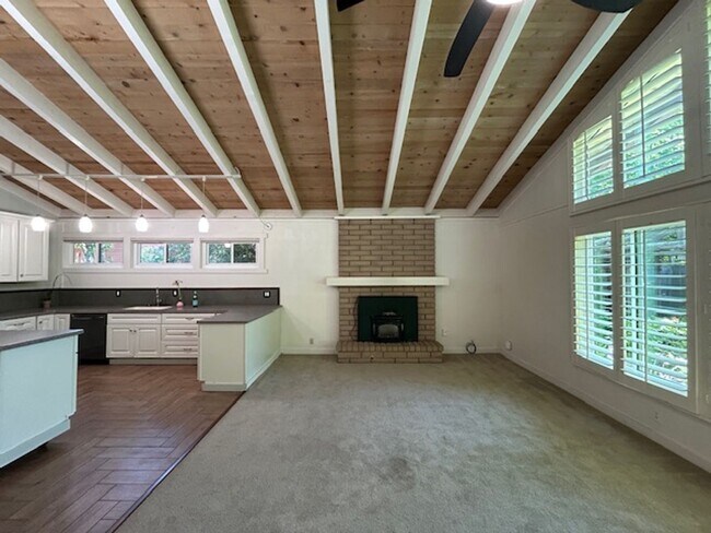 Building Photo - Charming 3bed/2.5Bath  Bennett Valley Home...