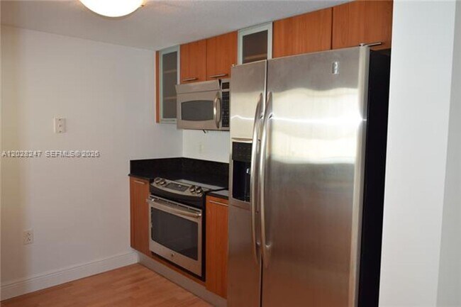 Building Photo - 1800 N Bayshore Dr