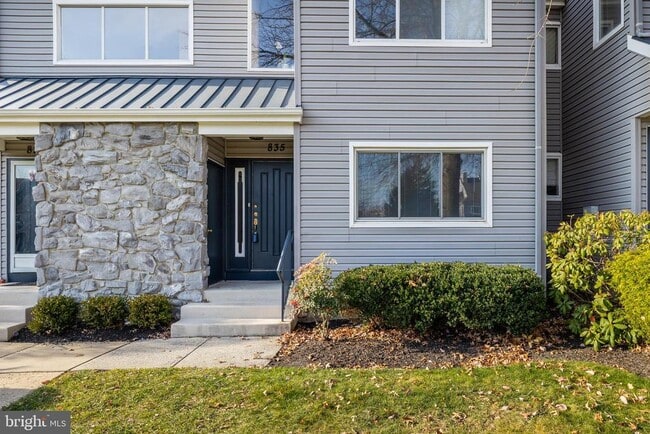 Building Photo - 835 Chanticleer