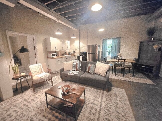 Building Photo - 1009 Jefferson St