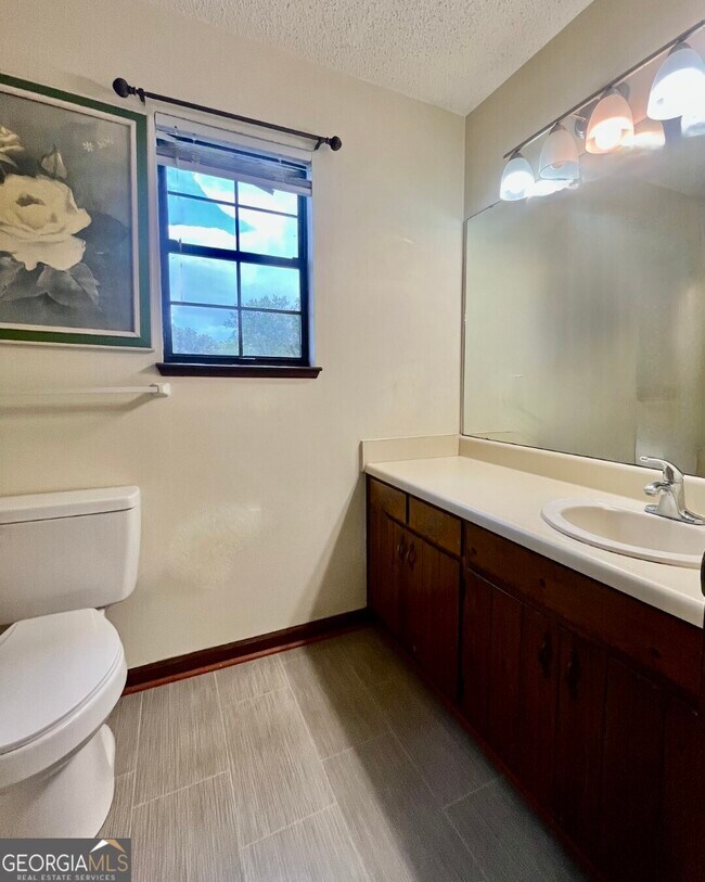 Building Photo - 204 Tanglewood Dr