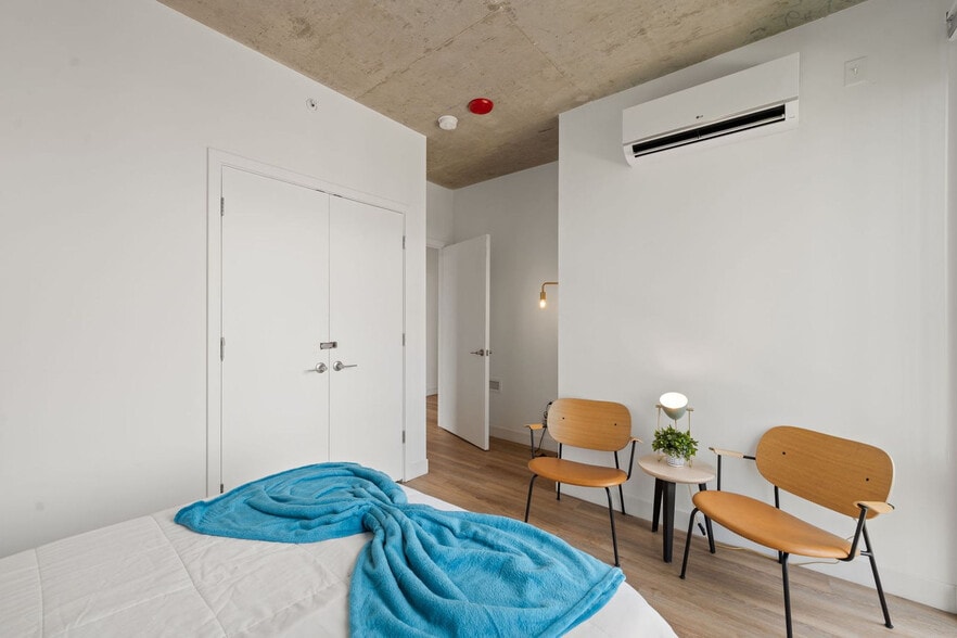 Building Photo - 853 W Blackhawk St