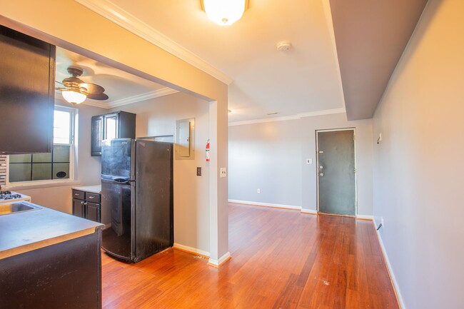 Building Photo - Lovely 2 BR/2 BA Top-Floor Apartment in Ma...