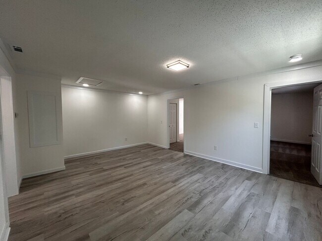 Building Photo - 308 W Kivett St