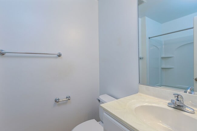 Building Photo - Cozy Greensboro 2 Bedroom 2 Bathroom Condo