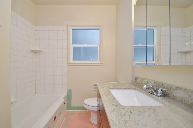Building Photo - Cozy 2 Bedroom,1 Bath