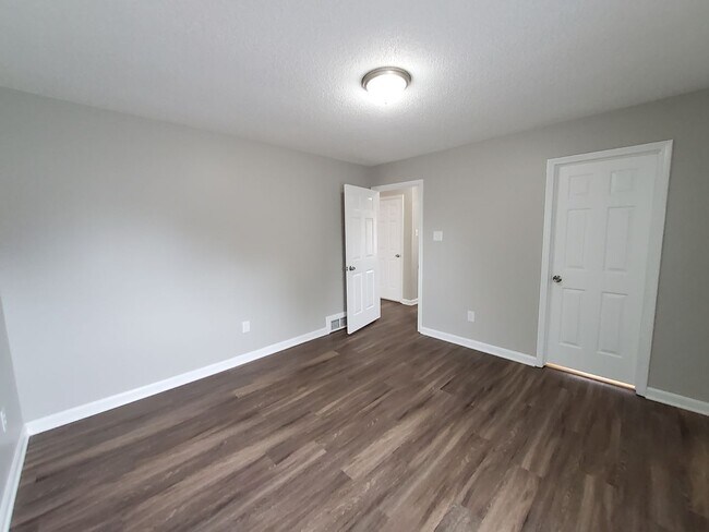 Building Photo - 647 S Sanga Rd