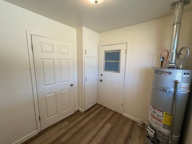 Building Photo - Updated Interior home in Dinuba near Shopp...