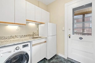 Building Photo - 15 Lynde St