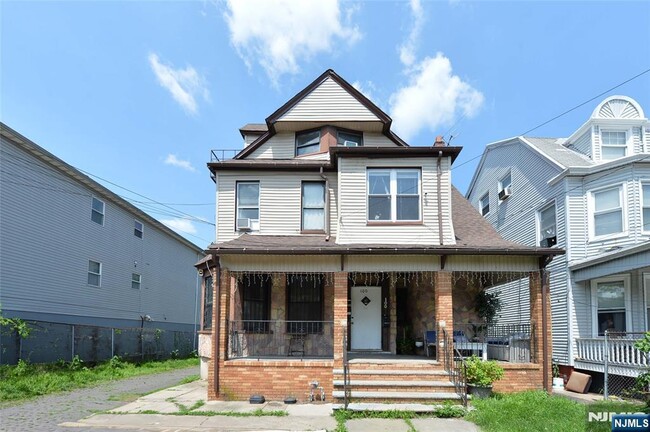Primary Photo - 100 N 9th St