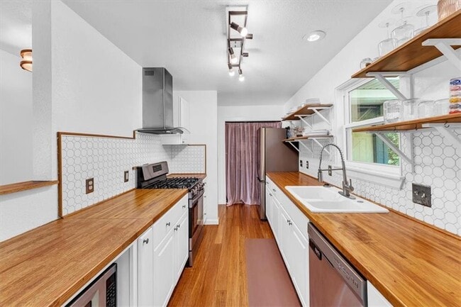 Building Photo - 209 S Willow Ave