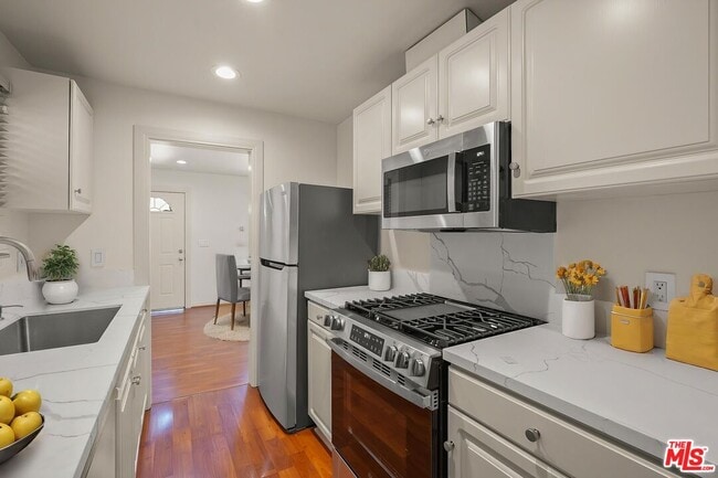 Building Photo - 1043 N La Jolla Ave