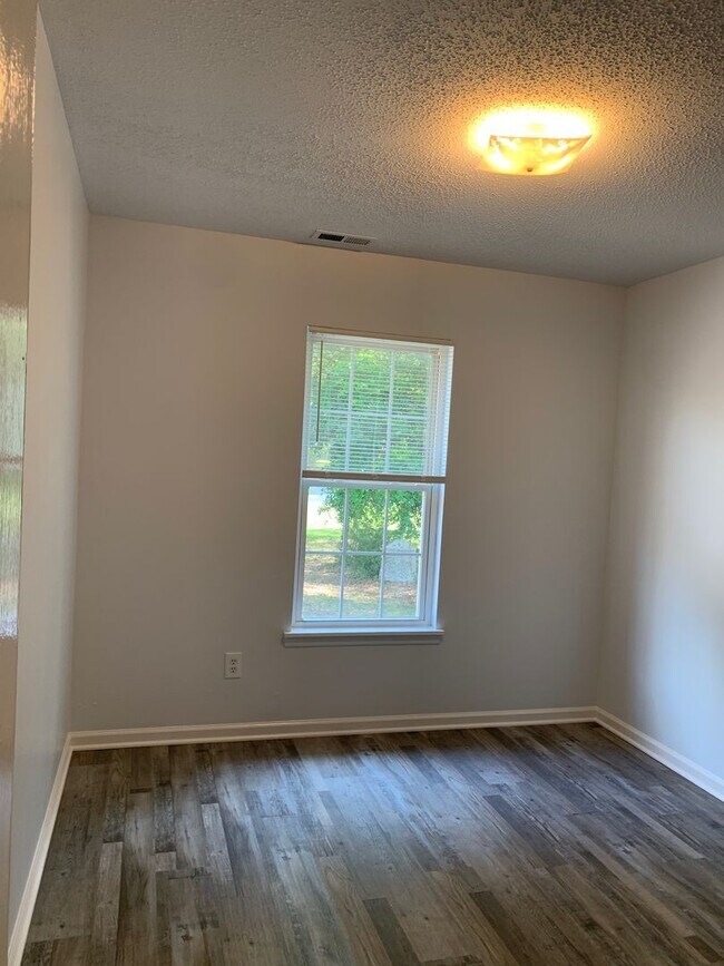 Building Photo - 211 Friendly Ln