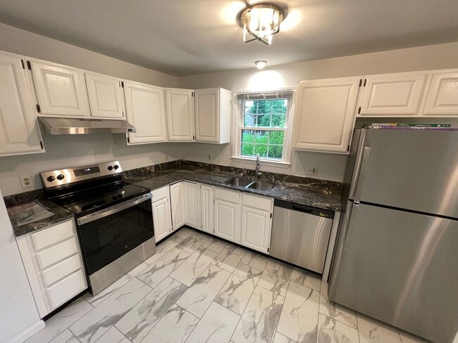 Building Photo - Beautiful Home Large Garage Highly Desired Neighborhood For Rent