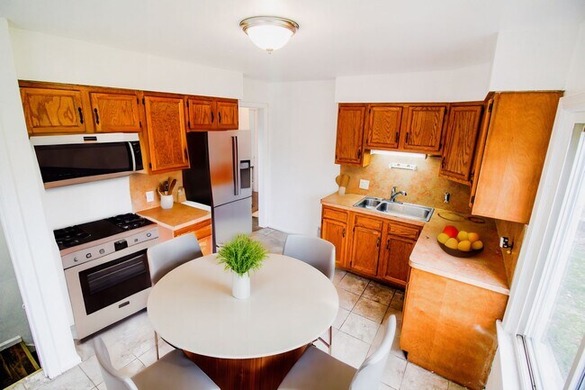 Building Photo - 3 Bedroom Bungalow - West Side