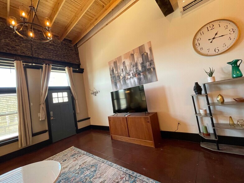 Building Photo - 719 S. Baker St.