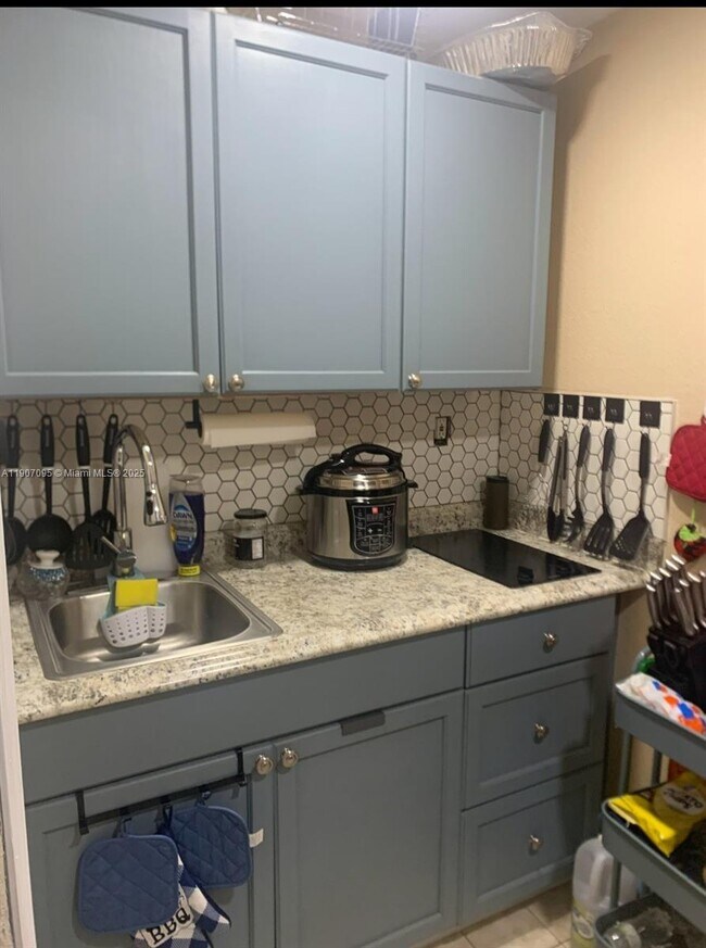 Building Photo - 570 W 46th Pl