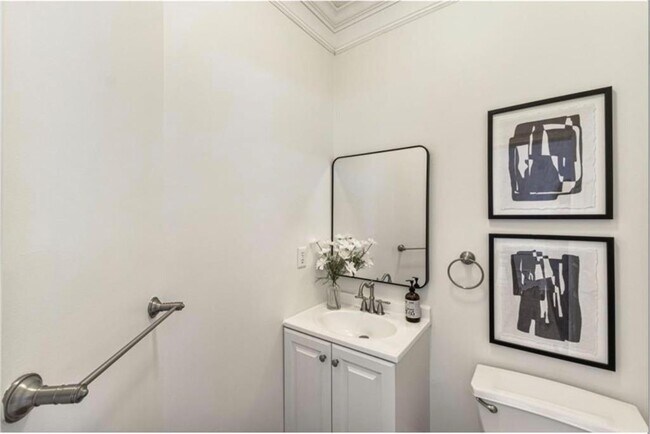 Building Photo - 802 Clifton Heights Ln NE