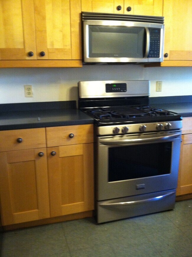 Building Photo - 3 bedroom row house located in desirable H...