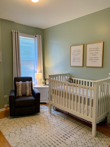 Guest Room - 2040 W Belmont Ave