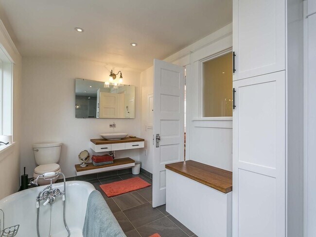 Building Photo - Beautiful NE Home Ready for Rent