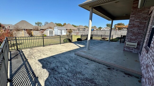 Building Photo - Spacious Stonegate Retreat with Home Office & Outdoor Living