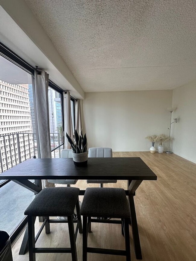 Building Photo - Harbor Square READY TO MOVE IN 1 bed, 1 bath with 1 parking, utilities included, walk to the conv...